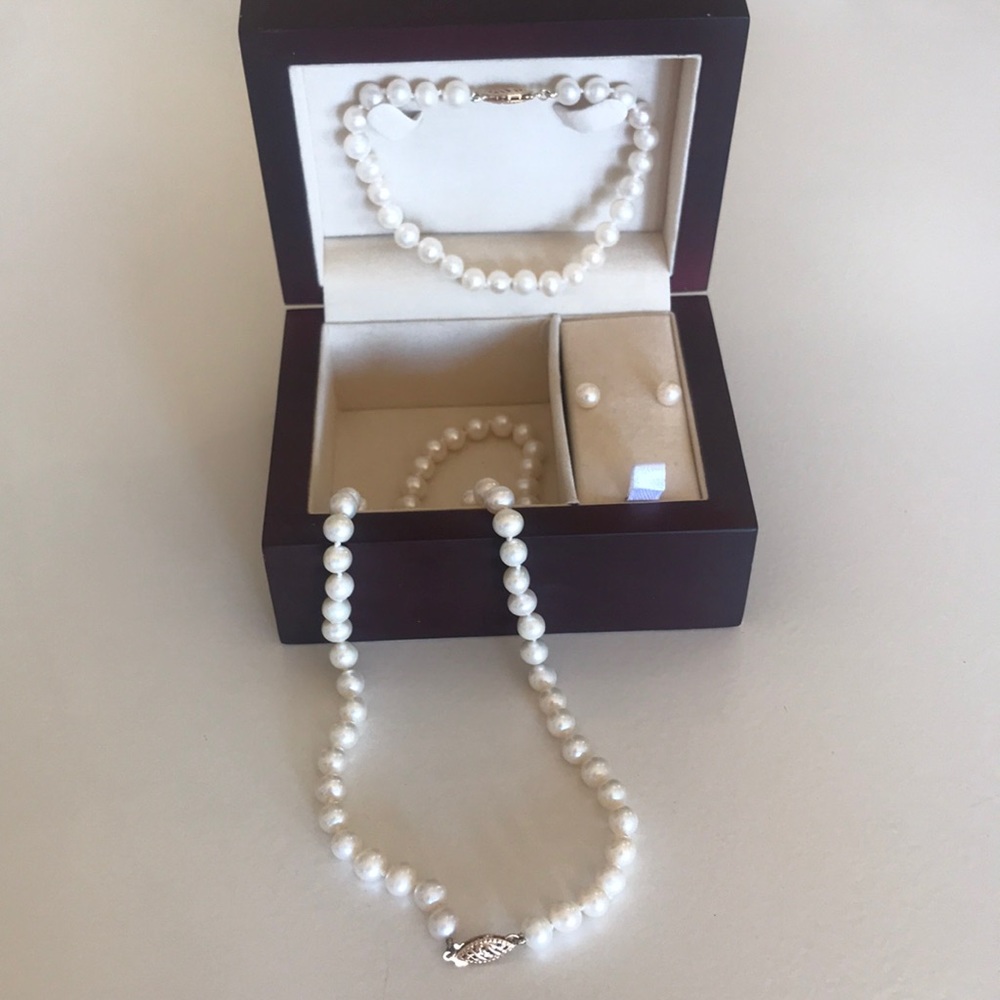 Stunning Pearl Necklace, Bracelet & Earring Set